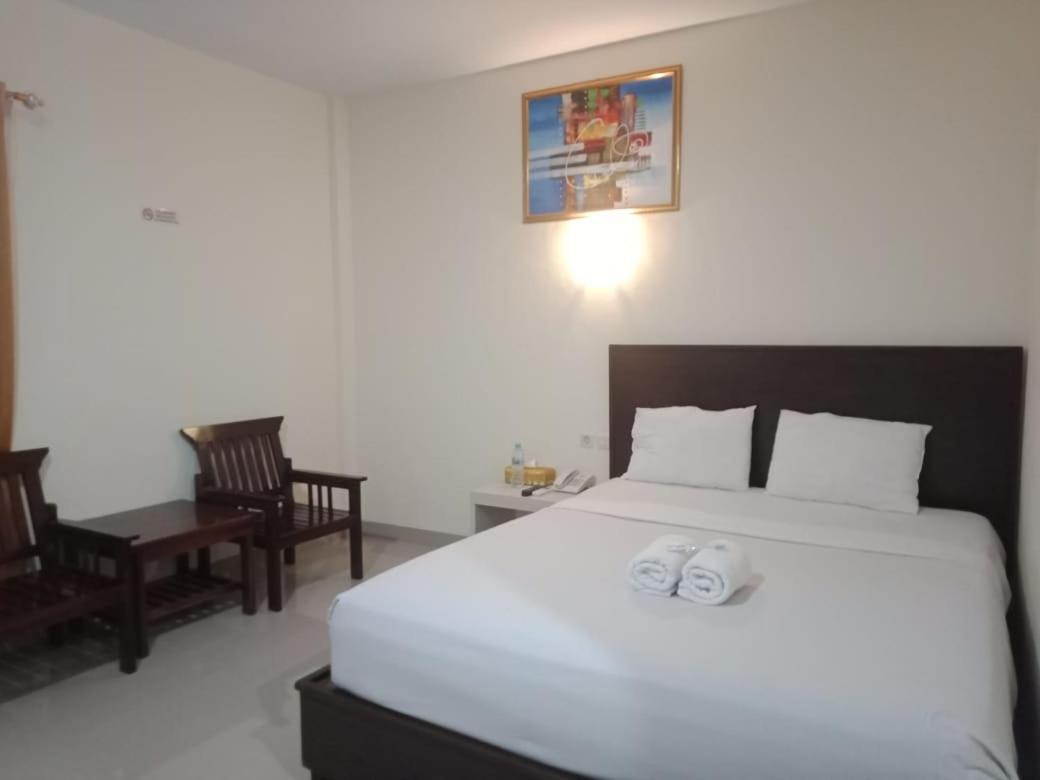 Hotel Meganita Mamuju Екстер'єр фото