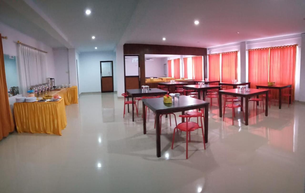 Hotel Meganita Mamuju Екстер'єр фото